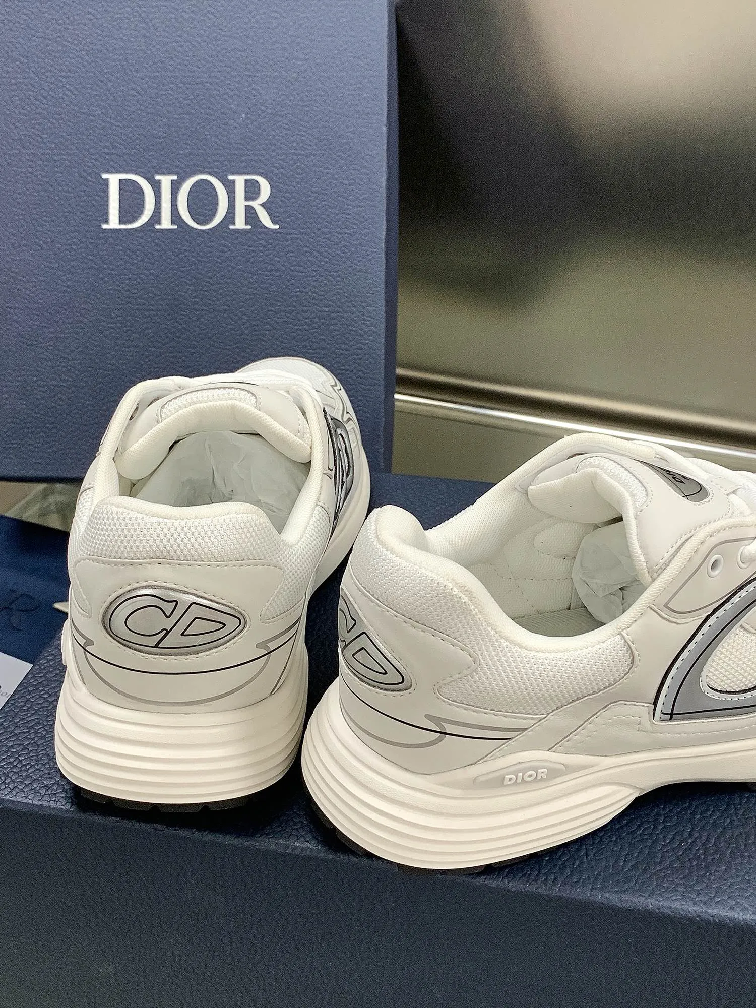 👟👟Ex-factory price 660👟👟 Newly upgraded Dior B30 series dad sneakers. New B30 sneakers. Dad Shoes style shoes that follow the trend of the retro market. The Dior logo on the tongue also indicates that this pair of shoes is the B30 model! B30 uses fine-textured leather and mesh cloth materials to form a shoe body. There are conspicuous letters CD on both sides of the shoe body to indicate identity. Many lines on the shoe body outline details to make the shoes look less monotonous and full of retro flavor. The delivery counter is exquisitely packaged🛍📦 ▪️Fabric: Original customized technical fabric + mesh ▪️Inner lining: Customized breathable lining ▪️Outsole: IP+TPU outsole ▪️Sole thickness: 3.5CM ▪️Size: Women’s size 35-40 / Men’s size 39-45